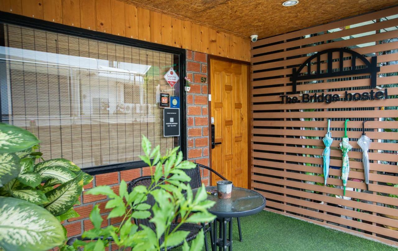 The Bridge Hostel Bangkok Exterior foto