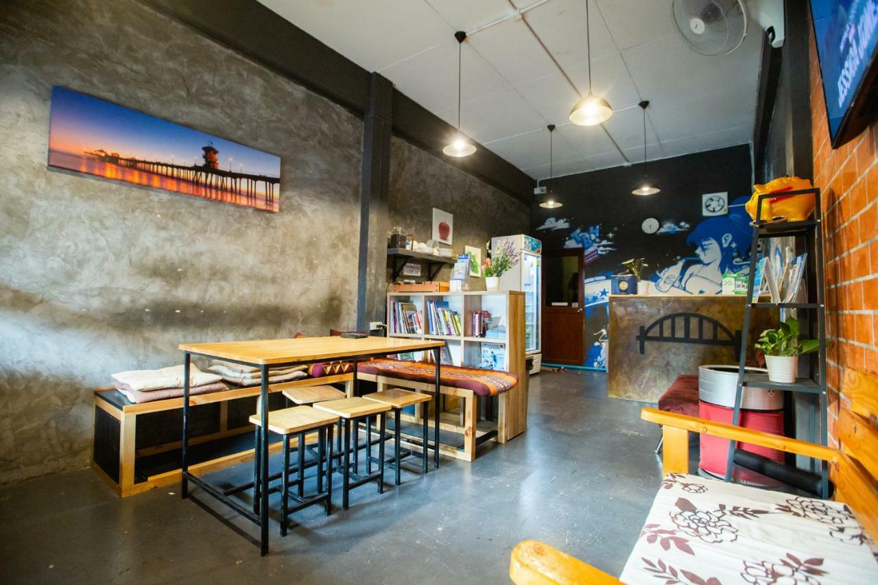 The Bridge Hostel Bangkok Exterior foto